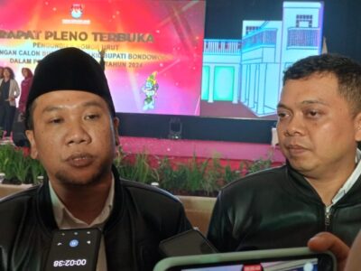 Keterangan foto : Abu Sofyan Divisi Teknis Penyelengara, Sudaedi Ketua KPU Bondowoso