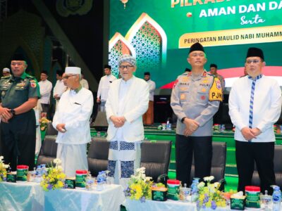 Pj. Gubernur Adhy saat menghadiri acara Do’a Bersama Pilkada Jawa Timur Tahun 2024 serta Peringatan Maulid Nabi Muhammad SAW 1446 H di Lapangan Mapolda Jatim, Kamis (26/7) malam. Sumber foto : Pemprov Jatim