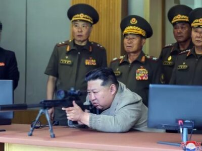 Kim Jong Un, Presiden Korut, saat melakukan uji coba senjata pasukan Korea Utara. Sumber foto : Sputnik Globe