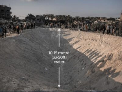 Pengungsi Palestina berdiri di sekitar kawah yang disebabkan oleh serangan Israel di kamp al-Mawasi Khan Younis Gaza, pada Sabtu (10/9/24). Sumber foto : Mahmoud Bassam/Anadolu Agency/Aljazeera).