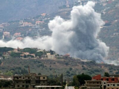 Asap membubung dari desa Kfar Kila di selatan Lebanon, di tengah konflik lintas perbatasan yang sedang berlangsung antara Hezbollah dan pasukan Israel, seperti yang terlihat dari Marjayoun, dekat perbatasan dengan Israel, 20 September 2024. REUTERS/Karamallah Daher