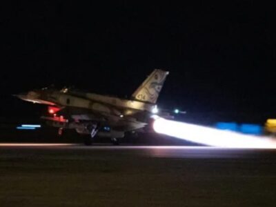 Sebuah jet tempur Israel lepas landas untuk melakukan serangan terhadap target-target Hizbullah di Lebanon selatan. Sumber foto : Reuters