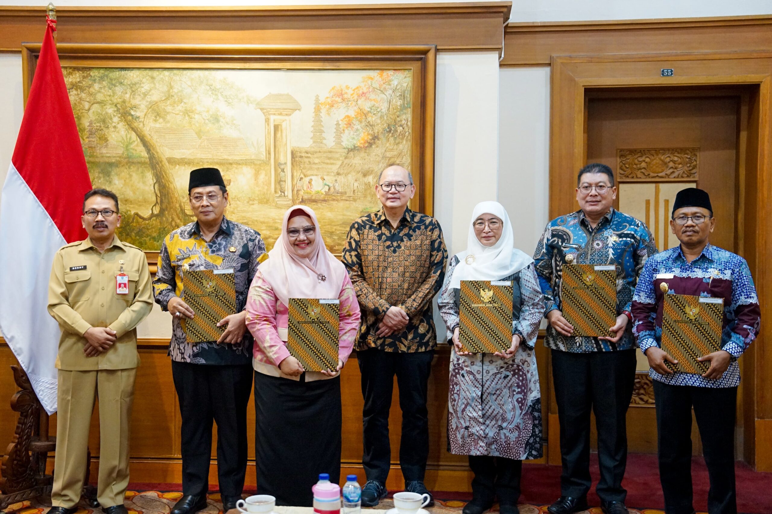 Penyerahan surat tugas pada 5 Plt di Jawa Timur dari Pj Sekdaprov Jatim, Bobby Soeimarsono. Sumber foto : Pemprov Jatim.