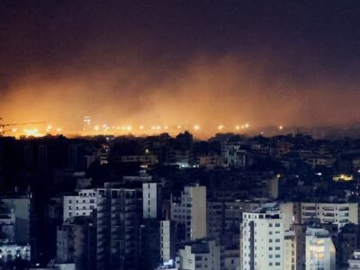 Asap membubung di atas pinggiran selatan Beirut setelah serangan, di tengah konflik yang sedang berlangsung antara pasukan Hizbullah dan Israel, terlihat dari Sin El Fil, Lebanon, 1 Oktober 2024. Sumber foto : REUTERS/Amr Abdallah Dalsh.