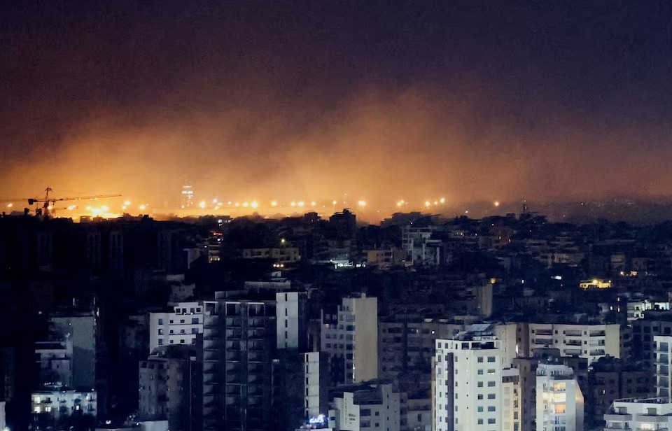 Asap membubung di atas pinggiran selatan Beirut setelah serangan, di tengah konflik yang sedang berlangsung antara pasukan Hizbullah dan Israel, terlihat dari Sin El Fil, Lebanon, 1 Oktober 2024. Sumber foto : REUTERS/Amr Abdallah Dalsh.