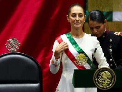 Presiden baru Meksiko, Claudia Sheinbaum, dibantu saat mengenakan selempang dalam upacara pelantikannya di Kongres, Mexico City, Meksiko, 1 Oktober 2024 (Sumber foto : Raquel Cunha/Reuters)