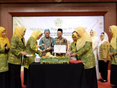 Ketua Umum DPP Pengajian Al-Hidayah Hetifah Sjaifudian