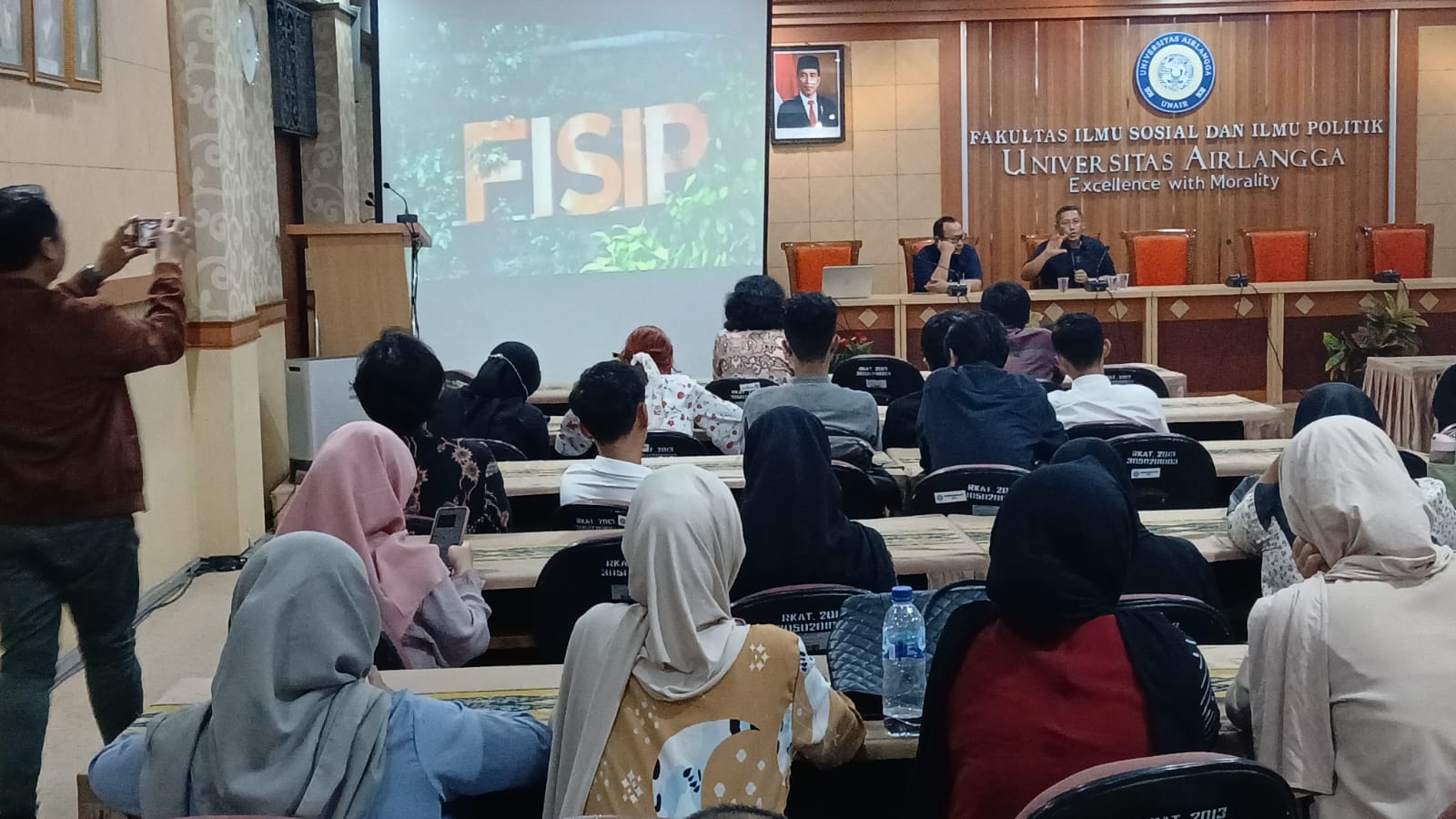 Anas Urbaningrum saat memberikan kuliah umum di Fakultas Ilmu Sosial dan Ilmu Politik Universitas Airlangga, Senin (14/10/2024)