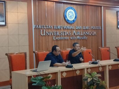 Anas Urbaningrum saat memberikan kuliah umum di Fakultas Ilmu Sosial dan Ilmu Politik Universitas Airlangga, Senin (14/10/2024)