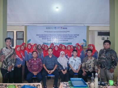 Pose bersama peserta dan pemateri pelatihan pengolahan limbah air kelapa yang diadakan di Balai Desa Sidomukti/ Sumber foto : Istimewa.