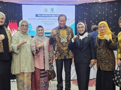 Sylviana Murni (Ketiga dari Kanan) saat berpose bersama koleganya seusai pelantikan menjadi Rektor STIAMI Jakarta