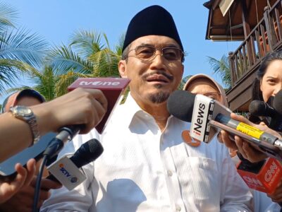 Suswono di hadapan mass media.