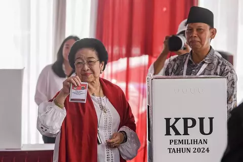 Ketua Umum PDI Perjuangan, Megawati Sukarnoputri, saat mencoblos dalam gelaran Pilkada serentak 2024 kemarin di Jakarta, Rabu (27/11/2024)
