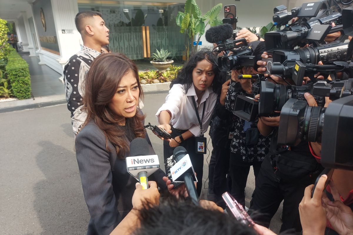 Menteri Komunikasi dan Digital (Menkomdigi) Meutya Hafid saat menyampaikan keterangan di kompleks Istana Kepresidenan, Jakarta, Jumat (1/11/2024), terkait dugaan keterlibatan sejumlah oknum pegawai Kemenkomdigi dalam praktik judi online. Sumber Foto : ANTARA/Andi Firdaus.