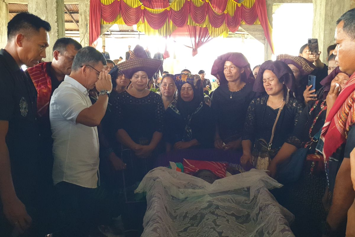 Panglima Kodam I Bukit Barisan Letjen Mochammad Hasan saat memberi hormat ke jenazah Raden Barus (61) di Desa Selamat, Kecamatan Sibiru-biru, Kabupaten Deli Serdang pada Minggu (10/11/2024). Sumber foto : Kompas.com