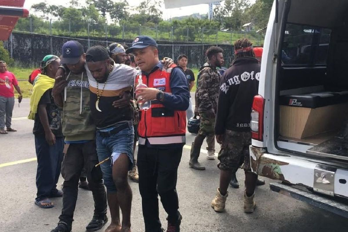 Salah satu korban luka ditolong aparat keamanan saat kericuhan yang terjadi dalam gelaran Pilkada 2024 di Puncak Jaya, Papua. Sumber Foto ; ANTARA