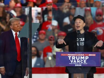 CEO Tesla dan pemilik X, Elon Musk, berbicara sementara calon presiden dari Partai Republik dan mantan Presiden AS, Donald Trump, memperhatikannya selama rapat umum di Butler, Pennsylvania pada 5 Oktober 2024 (Carlos Barria/Reuters).