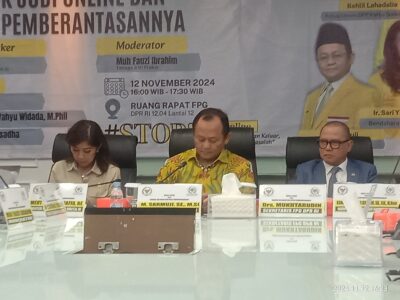 Ketua Fraksi Partai Golkar DPR RI, M. Sarmuji (tengah),