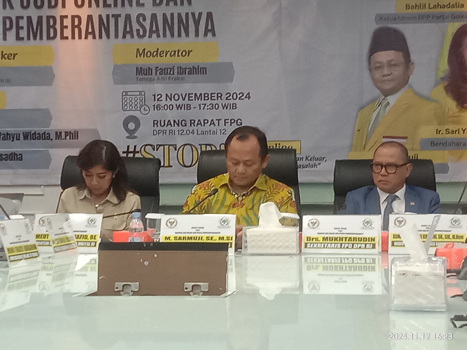 Ketua Fraksi Partai Golkar DPR RI, M. Sarmuji (tengah),