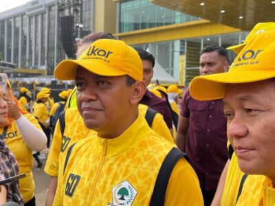 Ketum dan Sekjen DPP Partai Golkar, Bahlil dan Sarmuji, dalam acara Senam Partai Golkar dalam rangka memperingati HUT ke-60, di DPP Golkar, Jakarta Barat, Sabtu (16/11/2024). Sumber foto : TV One