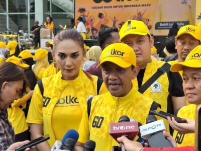 Bahlil Lahadalia, Sari Yuliati dan Sarmuji beserta jajaran pengurus DPP Partai Golkar dalam acara Senam Partai di Kantor DPP Golkar, Jakarta Barat, Sabtu (16/11) menyambut HUT ke-60 Partai Golkar.