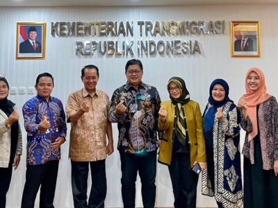 Rektor UICI Prof. Dr. Laode M. Kamaluddin, MSc., Meng., bersama Wakil Rektor Lely Pelitasari Soebekty, berfoto bersama dengan Wamentrans Viva Yoga Mauladi di Ruang Kerja Wamen Trans, Jakarta, Jumat (22/11/2024).