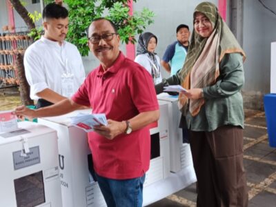 Pemilih saat gunakan hak pilihnya untuk berfoto ria. Sumber foto : Dwiki Setiyawan