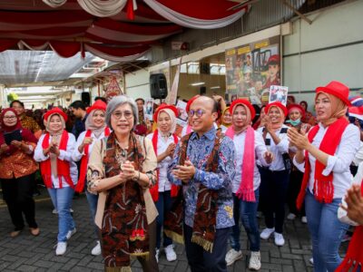 Anggota Komisi IX DPR RI, Indah Kurnia, bersama Sekretaris Jenderal Kementerian Ketenagakerjaan, Anwar Sanusi, saat mengunjungi Plant Rungkut 2 milik PT HM Sampoerna Tbk. di Surabaya, Jum'at (29/11/2024)