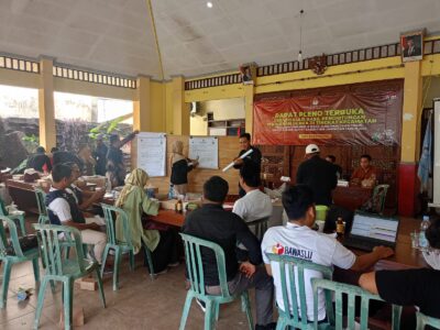 Tahapan rekapitulasi hasil penghitungan perolehan suara tingkat kecamatan dalam Pilkada Lamongan2024. Sumber Foto : KPU Lamongan