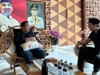 Arief Rosyid (kanan) dan Ridwan Kamil (Kiri)