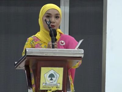 Ketua Panitia Silaturahmi Perempuan Partai Golkar dan Peringatan Hari Ibu, Rita Fitria, saat menyampaikan Laporan Panitia di Aula DPP Partai Golkar Slipi Jakarta pada Jum'at (20/12/2024).