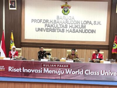 Taruna Ikrar (Kepala BPOM) saat kuliah pakar bertema Riset Inovasi Menuju World Class University di hadapan dosen, guru besar, dan mahasiswa Unhas, Senin (24/12).