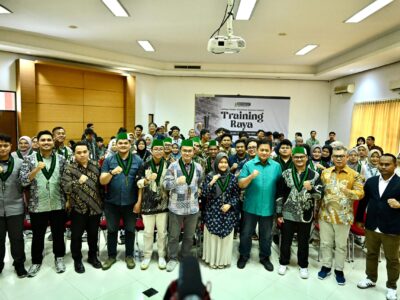 Wamen Transmigrasi, Viva Yoga Mauladi, saat foto bersama dengan peserta dan panitia Training Raya HMI Cabang Bogor pada Sabtu (28/12/2024) kemarin.