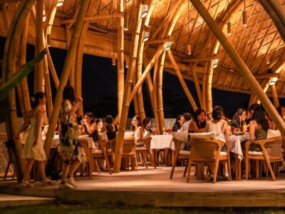 Di St. Jacques, semuanya tentang suasana. Pengalaman bersantap yang elegan dipadukan dengan energi malam yang semarak menciptakan atmosfer yang hidup, sempurna untuk berkumpul bersama teman, kerabat, atau keluarga, dilengkapi dengan hidangan seafood Mediterania yang terkurasi dan keramahan khas Bali terbaik. Sumber foto : Instagram @stjacques.bali