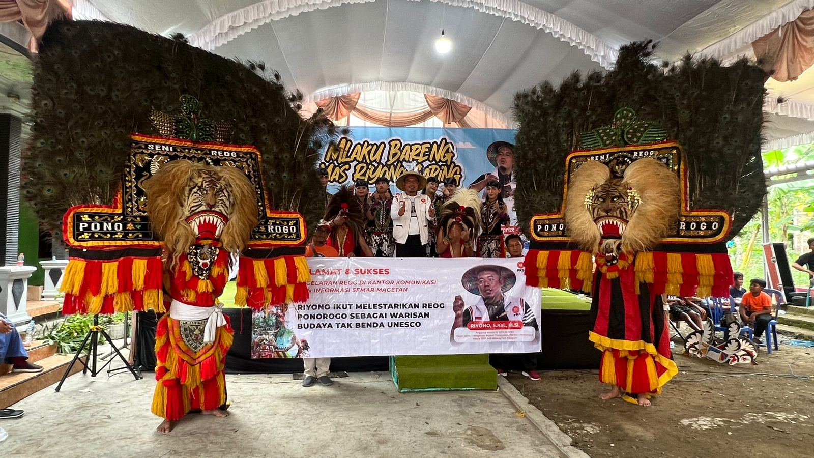 Anggota Komisi IV DPR RI dari Fraksi PKS, Riyono, saat foto bersama dengan pegiat kesenian Reog Ponorogo.