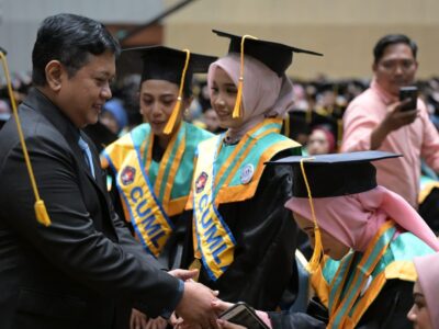 Wamen Transmigrasi Viva Yoga Mauladi saat memberikan ucapan selamat kepada wisudawan/wisudawati STIEI di Balai Sidang Jakarta Convention Centre (JCC) pada Sabtu (4/12/2024)