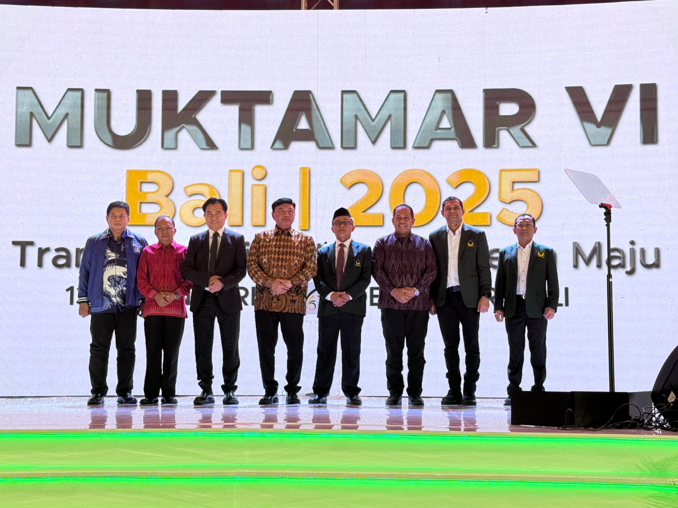 Para tokoh nasional menghadiri Muktamar VI PBB yang digelar di Denpasar, Bali pada Senin (13/01/2025). Di antaranya : Menko Bidang Politik dan Keamanan Budi Gunawan, Menko Koordinator Bidang Hukum, HAM, dan Imigrasi sekaligus pendiri PBB Yusril Ihza Mahendra, Plt Ketua Umum PPP M. Mardiono, dan Gubernur Bali I Wayan Koster. Sumber foto : Istimewa.