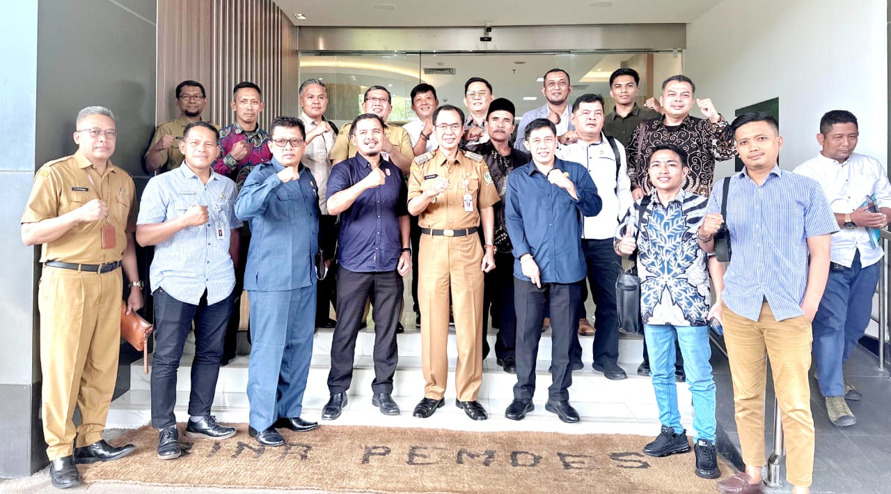 Pj Bupati Banjarnegara beserta Pendamping Hukum 51 Kepala Desa terpilih Banjarnegara dalam pertemuan di Kantor Ditjend Bina Pemerintahan Desa KEMENDAGRI RI.