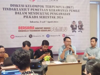 Miftahul Arifin, Koordinator Nasional Kawal Pemilu dan Demokrasi (dua dari kanan) dalam suatu acara di Jakarta.
