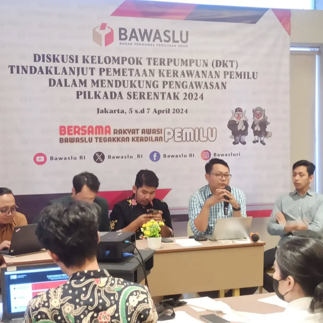Miftahul Arifin, Koordinator Nasional Kawal Pemilu dan Demokrasi (dua dari kanan) dalam suatu acara di Jakarta.