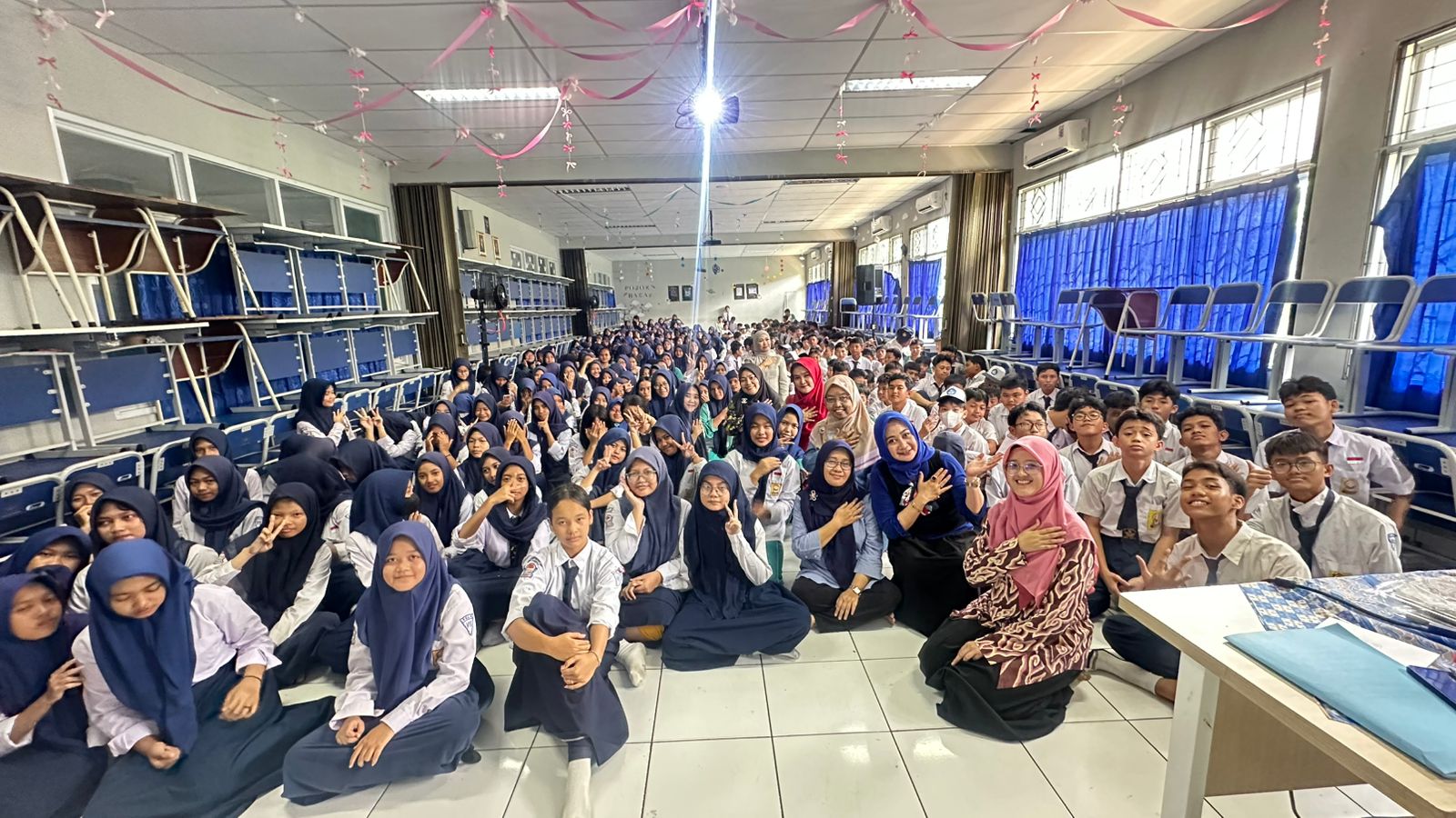 Founder Jendela Pendidikan Nusantara (JPN) Julia Putri Noor saat foto bersama dengan siswa-siswi SMPN 18 Tangerang Selatan seusai Kegiatan Seminar dan Sosialisasi Pencegahan Bahaya Kenakalan Remaja : Bully, Narkoba, Kekerasan Anak dan LGBT di SMP Negeri 18 Tangerang Selatan pada Kamis (30/01/2025). Sumber foto : Istimewa.