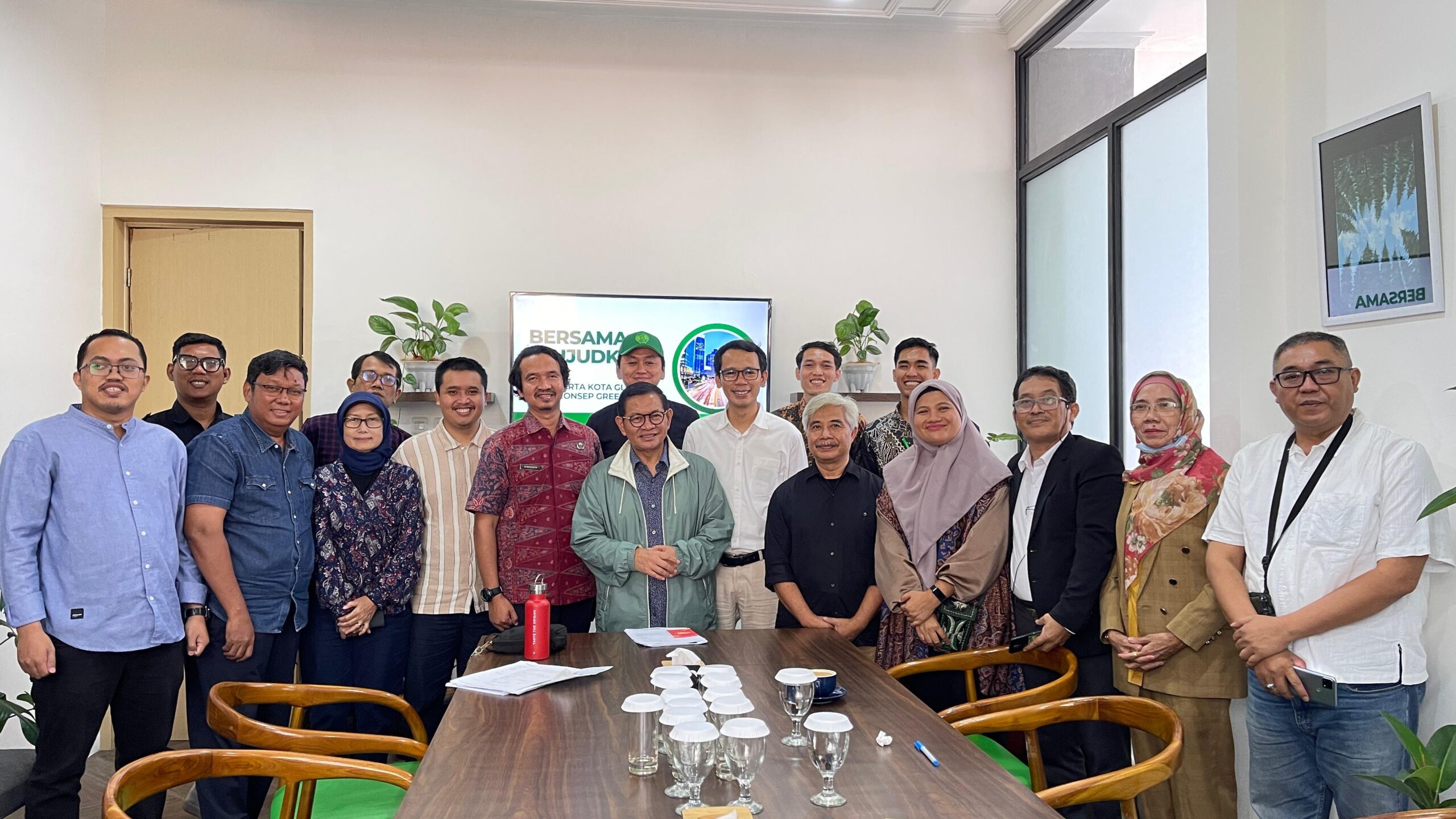 Pimpinan Pusat (PP) Serikat Hijau Indonesia (SHI) dalam gelaran Focus Group Discussion (FGD) bertajuk “Meretas Jalan Jakarta Sebagai Kota Hijau Masa Depan Dunia” pada Kamis, 13 Februari 2025, di Pictum Coffee And Kitchen, Jakarta Selatan.