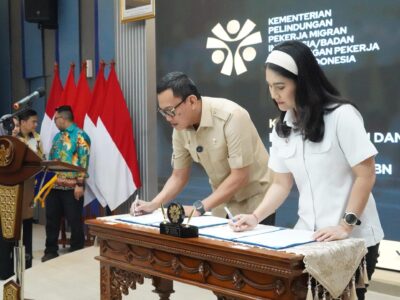 Penandatanganan Nota Kesepahaman antara Menteri Kemendukbangga/Kepala BKKBN, Wihaji, dengan Menteri Pelindungan Pekerja Migran Indonesia/BP2MI, Abdul Kadir Karding, pada Kamis (06/03/2025), di Aula K.H. Abdurrahman Wahid, Gedung KPPMI/BP2MI Lt 1, Jl MT. Haryono Kav 52, Pancoran, Jakarta Selatan.
