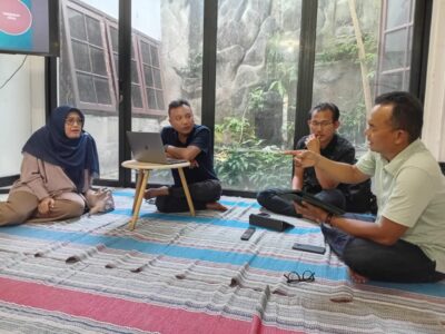 Muhammad Sukri (Kanan) saat menyampaikan pemaparan dalam diskusi yang digelar Puspoll Indonesia di Bilangan Tebet Jakarta Selatan pada Selasa (11/2/2025)