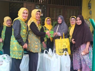 Pengurus DPP Pengajian Al-Hidayah dalam acara "Pembagian paket " bagi warga kurang mampu.