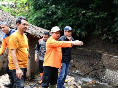 Wakil Bupati Bondowoso As'ad Yahya Syafi'i saat meninjau langsung lokasi terdampak banjir bandang