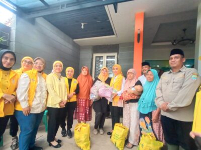Sri Suparni (enam dari kanan) secara simbolis menyerahkan bantuan kepada warga terdampak banjir di RW 06 Pekayon Jaya, Bekasi Selatan pada Sabtu (15/3/2025) kemarin.