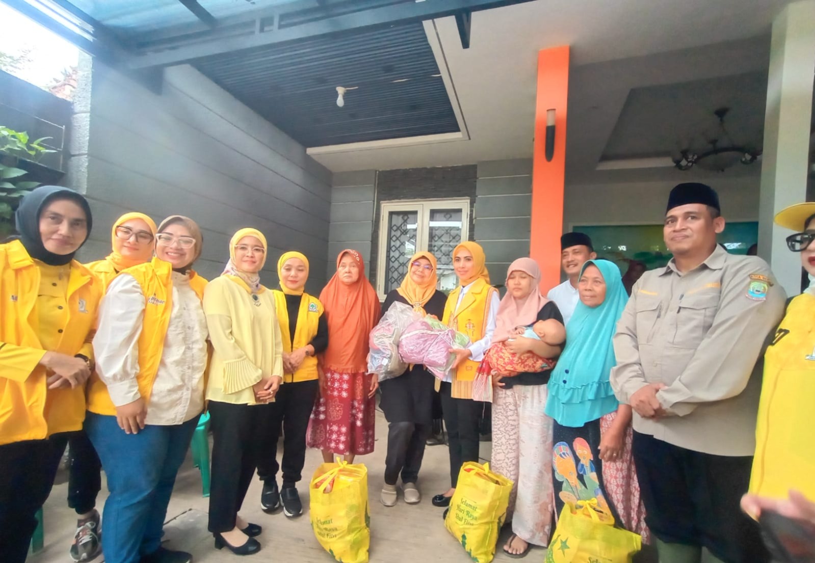 Sri Suparni (enam dari kanan) secara simbolis menyerahkan bantuan kepada warga terdampak banjir di RW 06 Pekayon Jaya, Bekasi Selatan pada Sabtu (15/3/2025) kemarin.