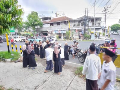 Alumni PESROM saat berbagi Takjil.