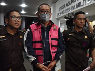 Direktur Pemberitaan JAK TV, Tian Bahtiar (tengah).